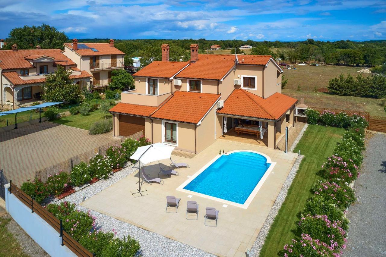 Villa Bartona For 8 Persons With Private Swimmingpool Pula Luaran gambar