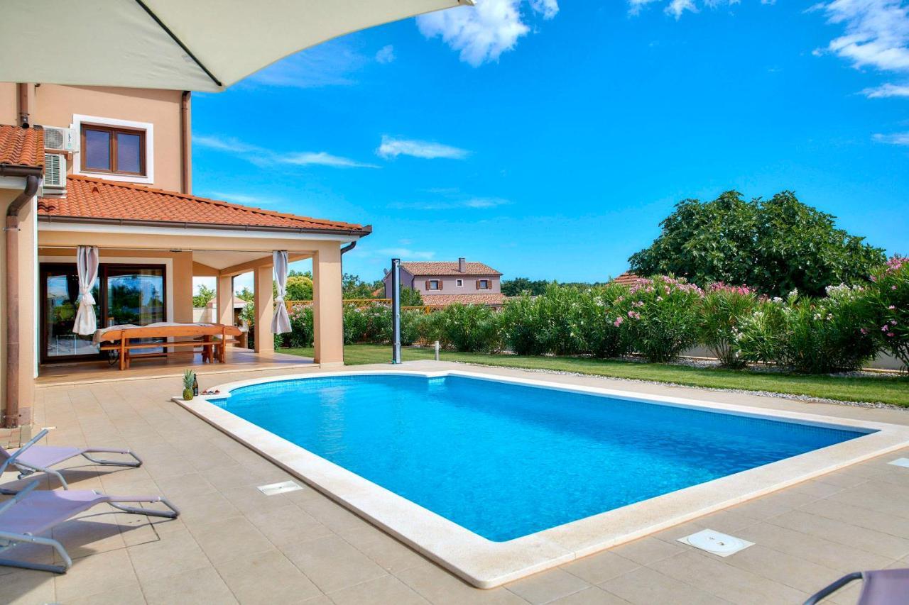Villa Bartona For 8 Persons With Private Swimmingpool Pula Luaran gambar